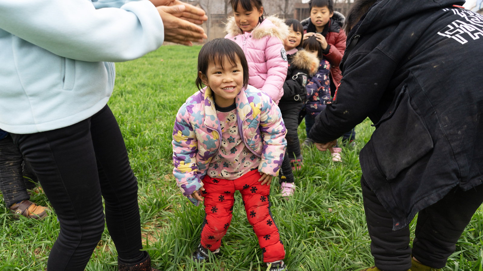 Zhenzhen plays with friends